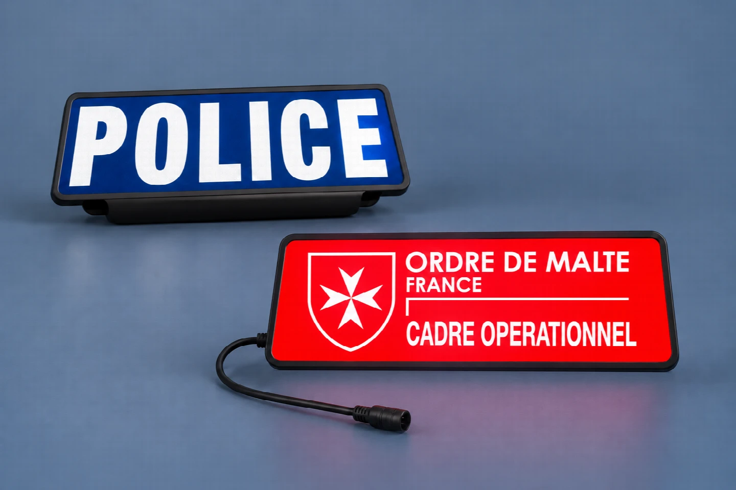 Clip rétro-réfléchissant Police et panneau lumineux Ordre de Malte sur fond bleu-gris